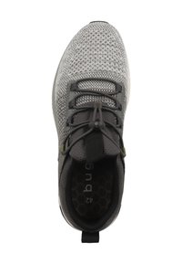 Lekkie, szare buty sportowe z siateczkową cholewką, ciemnymi sznurowadłami i okrągłą gumową podeszwą. Oferują minimalne akcenty i wyściełane wnętrze.