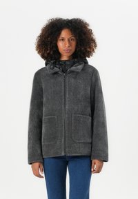 Harmaa vetoketjullinen fleece-takki, jossa on teksturoitu pinta, huppu, kaksinkertainen etutaskut ja sileä sisävuori.
