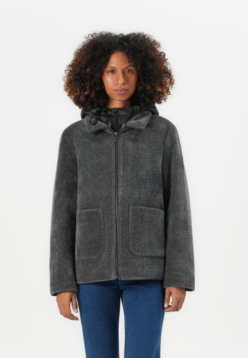 Grijze fleece jack met rits, met een gestructureerde afwerking, voorzien van een capuchon, twee voorzakken en een gladde binnenvoering.