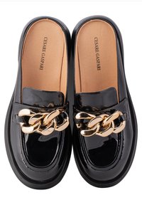 Paire de mocassins noirs en cuir verni à enfiler avec une grande chaîne dorée décorative sur le dessus et semelles intérieures beiges marquées Cesare Gaspari.