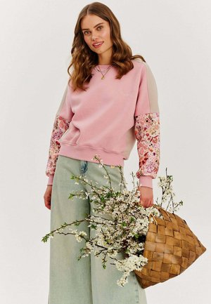 - Bluza