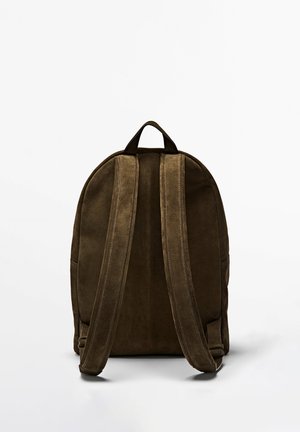 Brauner Wildleder-Rucksack, von hinten gezeigt, mit zwei gepolsterten Schultergurten und einem oberen Tragegriff vor weißem Hintergrund.