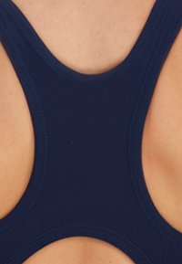 Marineblauwe swimsuit met een racerback ontwerp. Kenmerkt zich door soepel, rekbaar stof en brede banden voor ondersteuning. Het open rugontwerp verbetert de adembaarheid.