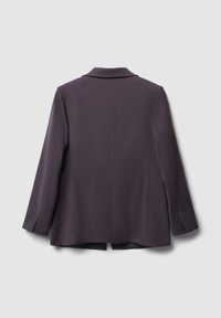 Blazer viola su misura con colletto a punta, maniche lunghe e design raffinato. Il tessuto sembra liscio con una silhouette strutturata.