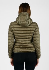 Giacca imbottita verde oliva con cappuccio, caratterizzata da un design trapuntato e una silhouette aderente. Materiale liscio e lucido con polsini elasticizzati.
