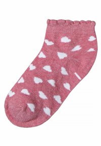 Rosa ankelsockar med en texturerad stickning som har vita hjärtan mönstrade över hela. Överkanterna är volangiga för extra detalj.