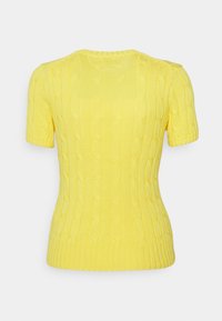 Gul stickad kortärmad tröja med kabelmönster, ribbad halsringning och nederkant, samt en figurnära silhuett. Bakifrån visad.