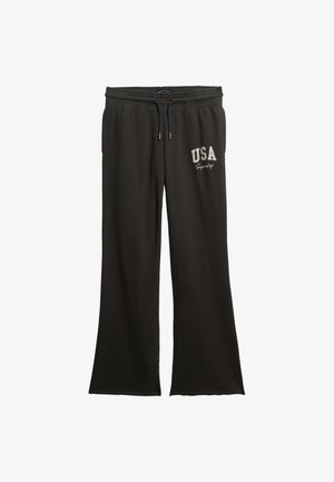 Sorte sweatpants lavet af blødt materiale, med bred ben-design, elastisk taljebånd og hvidt "USA"-motiv på venstre hofte.