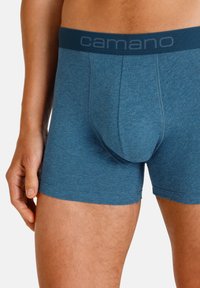 Boxer briefs in cotone blu con una cintura logo, caratterizzati da un design aderente, una texture liscia e una tasca sagomata per il supporto.