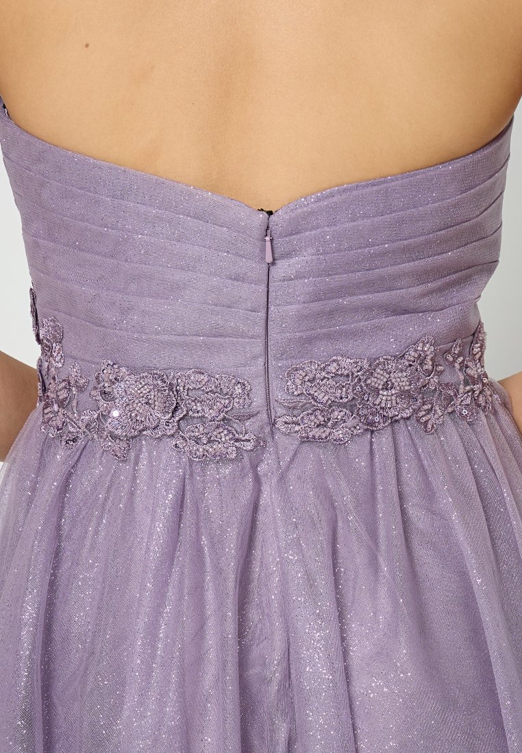 Liliowa wieczorowa sukienka z dopasowaną górą, z poziomymi fałdami, zamkiem z tyłu oraz koronkowym haftem kwiatowym w talii.