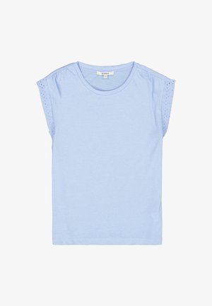 Lichtblauw t-shirt met korte mouwen. Zachte katoenen stof, ronde halslijn, met oogjesdetails op de mouwen en een ontspannen pasvorm.