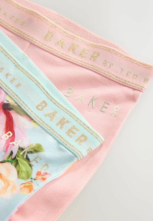 Kaks paari naiste aluspesu: üks roosa, teine hele sinine lillemustriga. Mõlemal on vöökohas kuldsed "BAKER" brändingud.