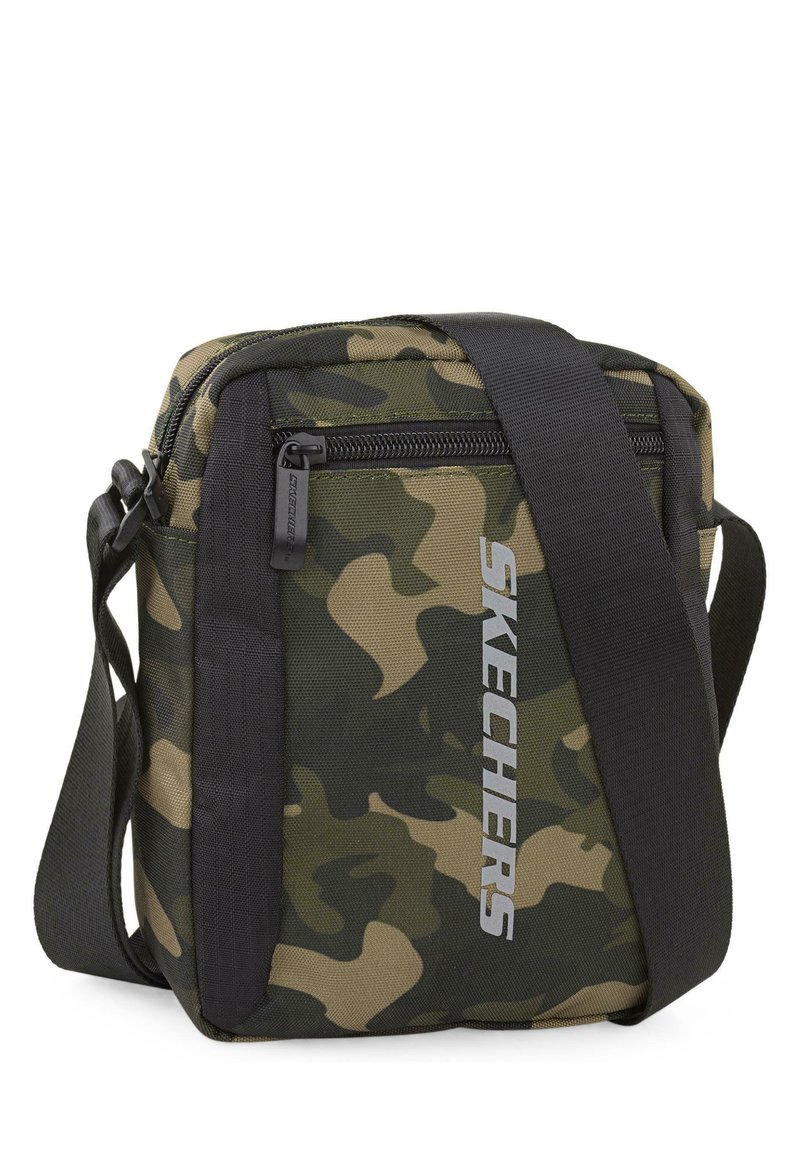 Bolso cruzado con estampado de camuflaje, elaborado con un tejido duradero, cuenta con una cremallera gris y una correa ajustable; presenta detalles de logotipo en plata.