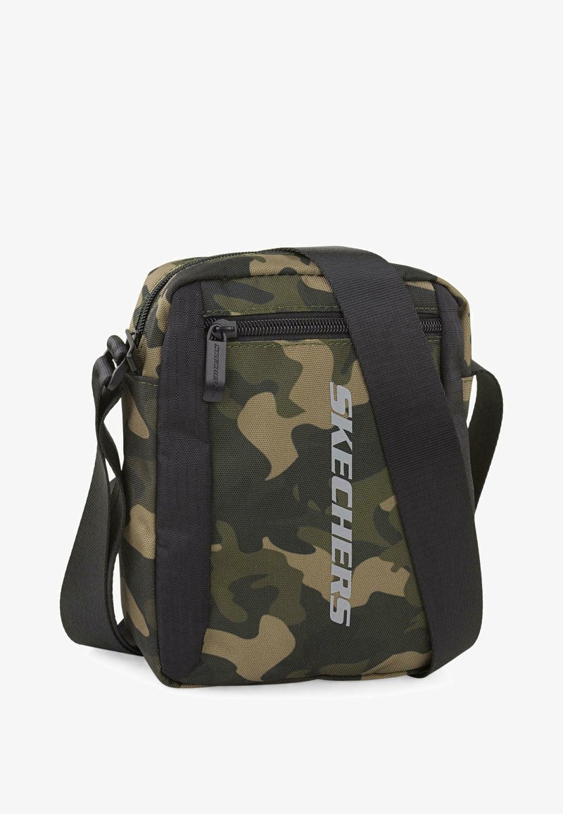 Bolso cruzado con estampado de camuflaje, elaborado con un tejido duradero, cuenta con una cremallera gris y una correa ajustable; presenta detalles de logotipo en plata.