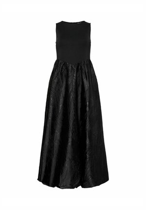 Sort ærmeløs kjole med en tætsiddende krop og en flydende, tekstureret, plisseret nederdel. Stoffet har et subtilt mønster, der skaber visuel dybde.