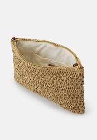 Borsa a pochette in paglia intrecciata di colore naturale e tan, con un'esterno testurizzato e fodera in tessuto leggero. Dotata di una cerniera dorata per la chiusura.