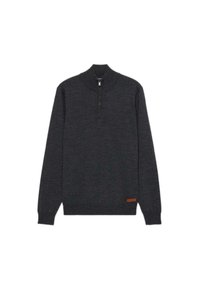Maglione grigio scuro con colletto alto, chiusura frontale a mezza zip e un dettaglio in pelle marrone in basso a sinistra. Texture a maglia su tutta la superficie.