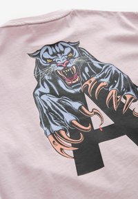 smALLSAINTS REGULAR FIT- GRAPHIC CREW - Camiseta estampada - pale pink beast