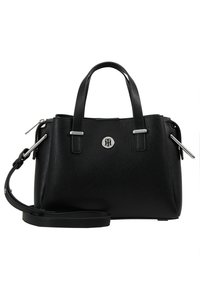 Musta nahka käsilaukku, jossa on kaksinkertaiset kahvat, hopeiset yksityiskohdat ja irrotettava olkahihna. Teksturoitu pinta ja logo-aksentti edessä.