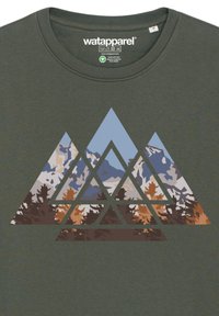 Donkergroene katoenen T-shirt met een geometrische bergafbeelding in blauwe, grijze en orangetinten, met gelaagde driehoekige vormen en bosdetails.