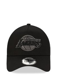 Melnā cepure ar regulējamu siksnu, uz kuras priekšpuses ir teksturēts Los Angeles Lakers logo pelēkā krāsā un izliektais vizieris.