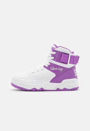 Witte en paarse hoge sneaker met veters, enkelriem, merkhandtekening aan de zijkant en een patroon op de zool.