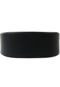 Zwarte leren riem met een gladde textuur en een breed ontwerp. Voorzien van nauwkeurige stiksels langs de randen voor duurzaamheid en stijl.