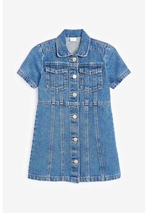 Robe en denim bleu à manches courtes avec des boutons sur le devant, des poches à rabat poitrine et un col, posée à plat sur un fond blanc.