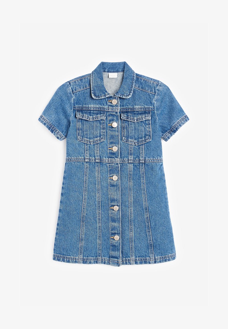 Robe en denim bleu à manches courtes avec des boutons sur le devant, des poches à rabat poitrine et un col, posée à plat sur un fond blanc.