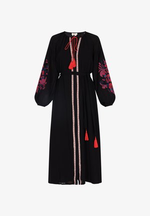 Schwarzes Kleid mit langen Ärmeln, bestickt mit roten Blumenmustern. Hat einen Krawattenhals, rote Quasten und einen vertikalen bestickten Streifen.