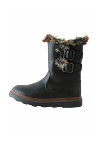 Zwarte faux leren laars met een faux fur bovenrand, twee verstelbare gespen aan de zijkant, gestructureerde zool en bruine stiksels aan de basis.