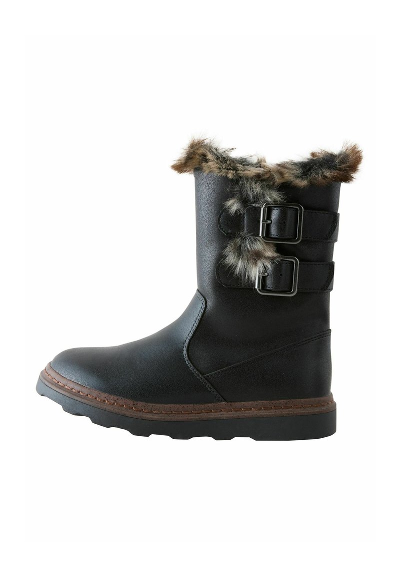 Zwarte faux leren laars met een faux fur bovenrand, twee verstelbare gespen aan de zijkant, gestructureerde zool en bruine stiksels aan de basis.