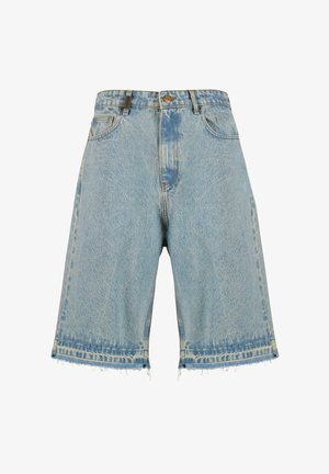 Helle blaue Jeansshorts mit fransigem Saum, Fünf-Taschen-Design und Metallknopfverschluss. Distressed-Optik mit verschiedenen Texturvariationen.