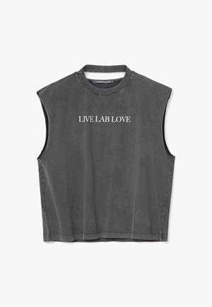 Canotta grigio scuro con la scritta "LIVE LAB LOVE" stampata in bianco sul davanti, con scollo rotondo e vestibilità ampia.