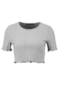 Šedý vroubkovaný crop top s krátkými rukávy a volantem na lemu. Má kulatý výstřih a měkkou texturu.