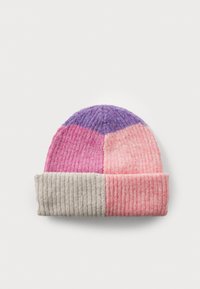 Gorro de malha com aba dobrada, apresentando um design em blocos de cor em roxo, rosa e cinza, com um padrão texturizado com riscas.