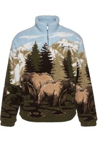 Fleece pulóver félszíjjal, hegyvidéki tájat bemutató medvékkel, kék, barna és zöld árnyalatokban. Puha textúra, hímzett részletek.