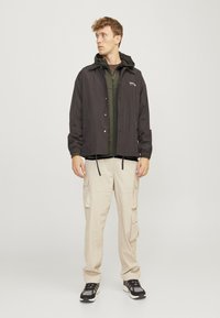 Jack & Jones JCOAIR HOOD - Mikina na zip - dusty olive