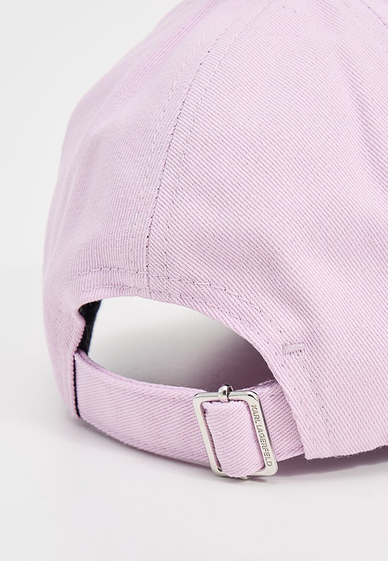 Lavenderfarbene Baumwollmütze mit gebogenem Schirm, ausgestattet mit einer silbernen Metallschnalle zur Größenanpassung im Rücken. Strukturierter Stoff mit Nähdetails.
