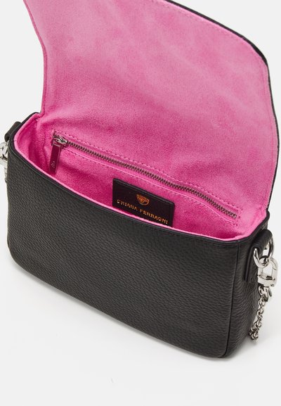 CHIARA FERRAGNI LITTLE EYE STAR - Geantă de mână - black