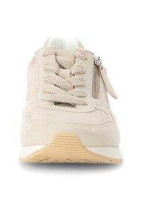 Beige Wildlederschuhe mit strukturierten Akzenten, runder Spitze, flacher Sohle, Schnürverschluss und Seitensiegel. Mit glattem Futter.