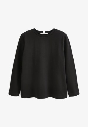 Must beebi t-särk, millel on pikad varrukad ja mis on valmistatud pehmest puuvillast. Omab ümmargust kaelust ja sirget lõiget. Pole nähtavaid mustreid ega aktsente.