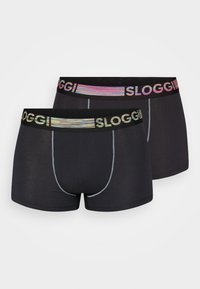 Crne bokserice od mekog materijala s kontrastnim sivim šavovima. Svake se karakteriziraju elastičnom remenom s SLOGGI logom i šarenim akcentima.