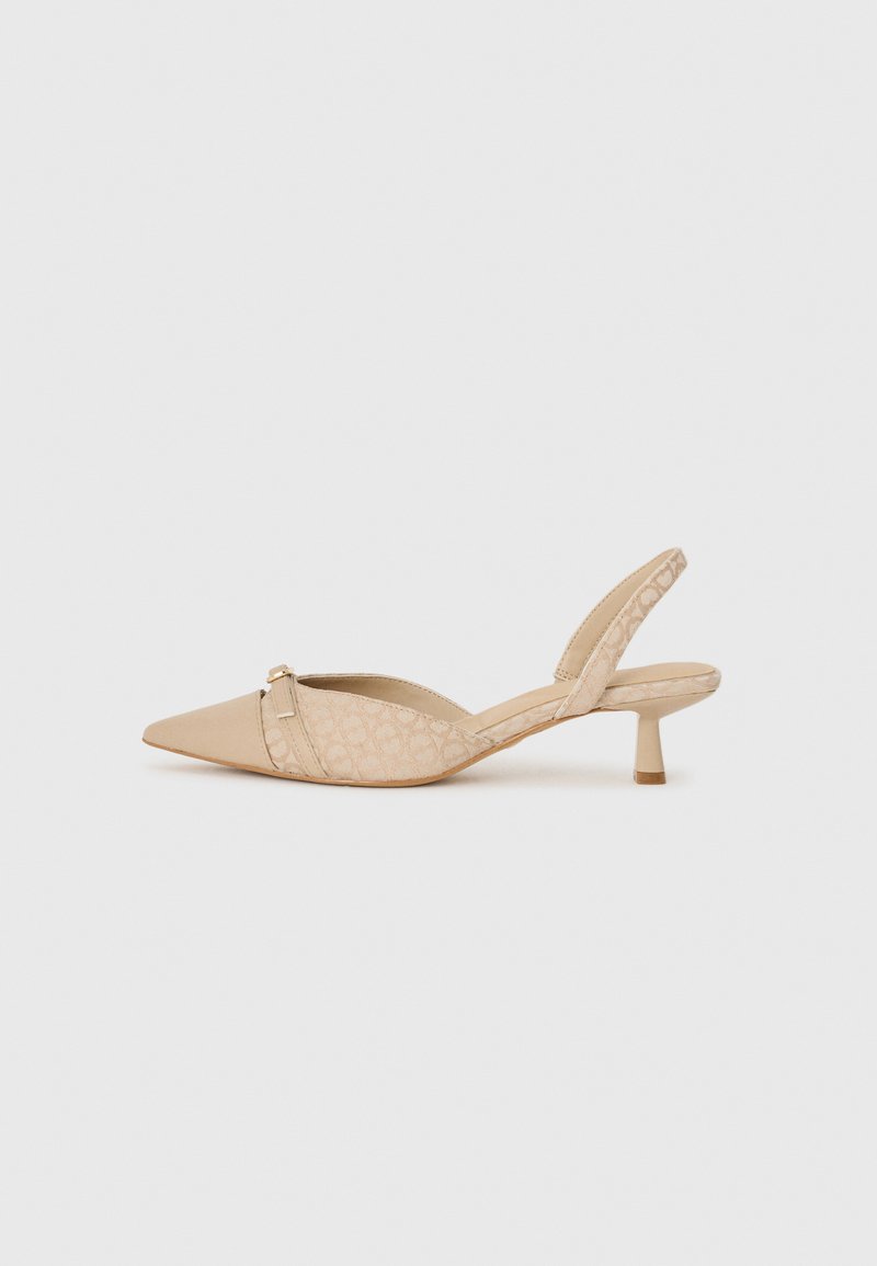 Beige slingback konts, milleoone nina, tekstuuriga kangast pealis, mis sisaldab logo mustrit ja 3 cm kõrgust kitten kontsa, milles on kuldse tooni detail.