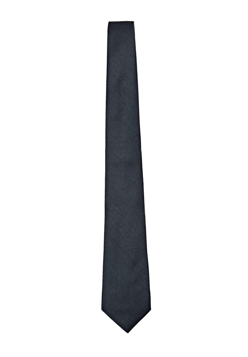 Černá kravata s úzkým tvarem a hladkou texturou, která má jednotnou barvu bez vzorů nebo ozdob.