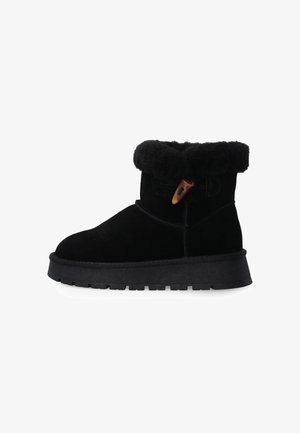 Czarne zamszowe botki za kostkę posiadają futrzany mankiet, boczne zapięcie na troczki oraz teksturowaną gumową podeszwę zapewniającą przyczepność.