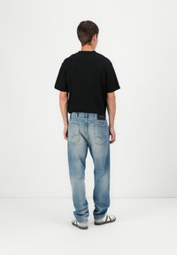 Replay WAINE PANTS - Brīva piegriezuma džinsi - light blue