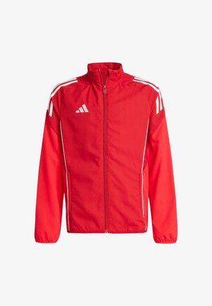 Rød atletisk jakke lavet af let materiale, har fuld lynlås, høj krave, hvide striber på ærmerne og to sidelommer.