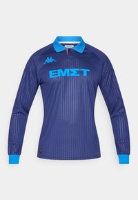 Maglia da calcio a maniche lunghe color blu navy con righe verticali, colletto blu e loghi ricamati. Presenta un testo blu audace sul davanti.