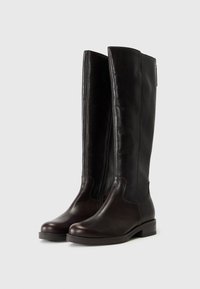 Knee-high zwarte leren laarzen met een gladde textuur, ronde neus en een lage blokhak. Voorzien van een zijrits en minimale stiksels.